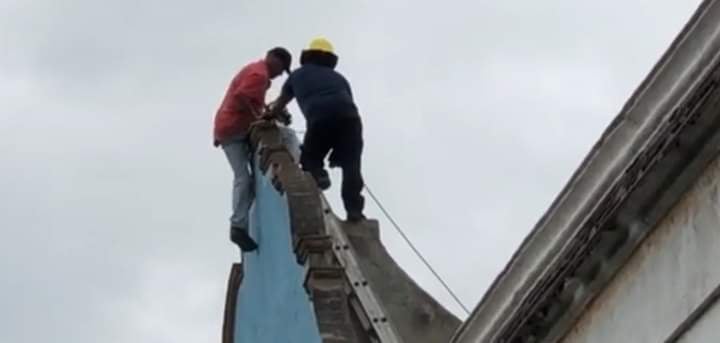 Bomberos de Tehuacán evitan que hombre se aviente de un segundo piso 