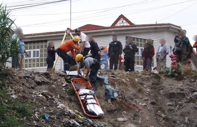Rescatan a hombre de barranca en Xonacatepec