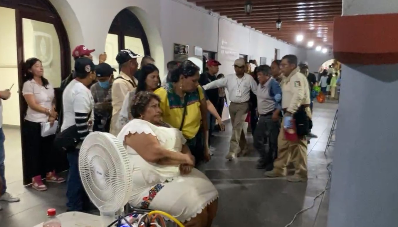 Cae abuelito cuando colocaba arco de cucharilla en Izúcar