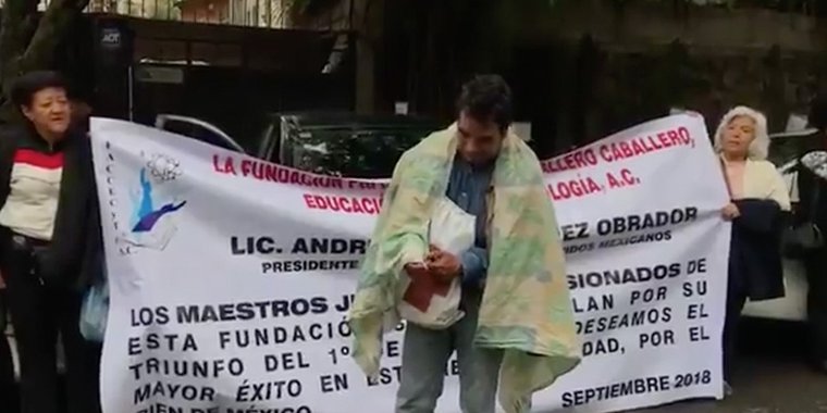 VIDEO: Sujeto intenta prenderse fuego frente a oficinas de AMLO 