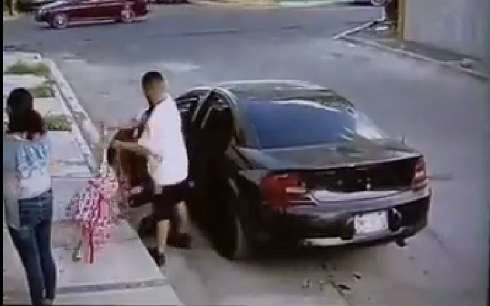 VIDEO Hombre jala y maltrata a niña en Nuevo León