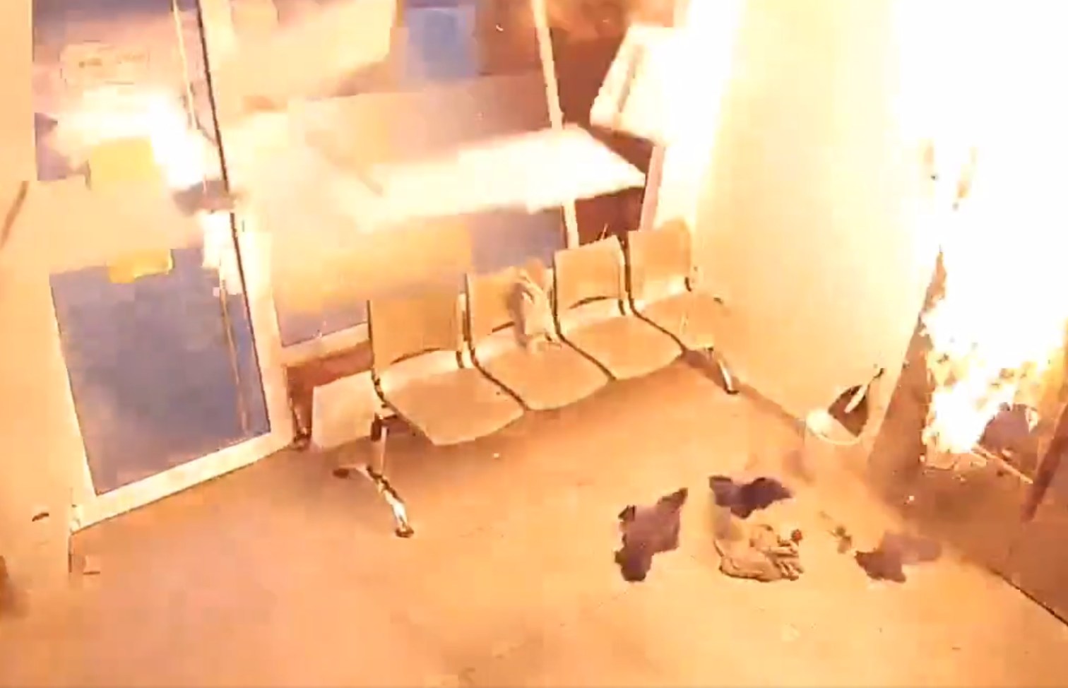 VIDEO Hombre sale de lavandería antes de que explote y salva su vida