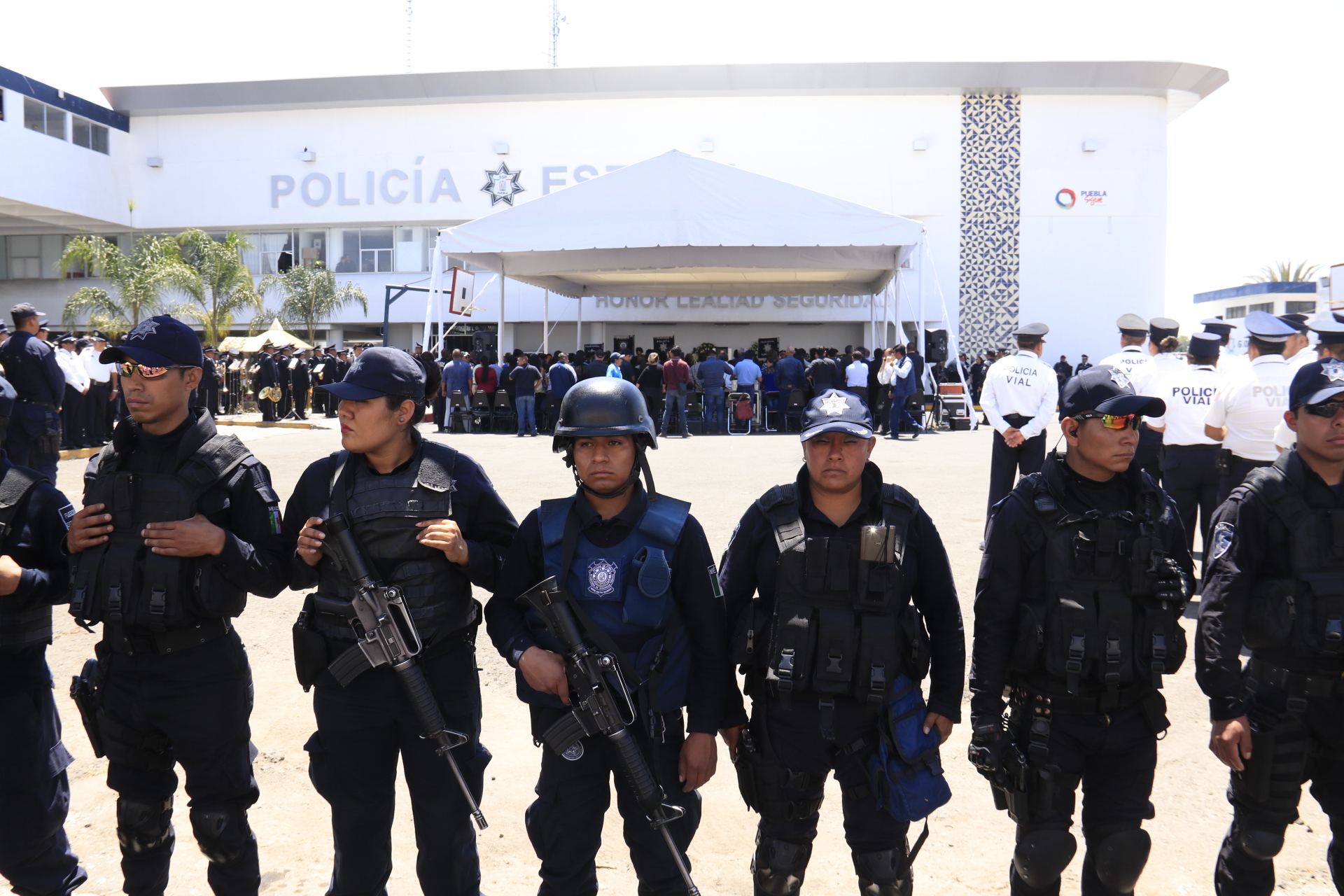 Con honores despiden a comandante asesinado en Clavijero