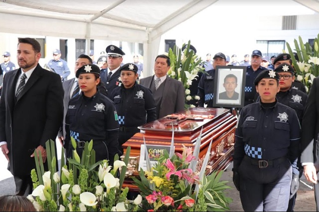 Rinden homenaje a policía auxiliar asesinado en Serdán