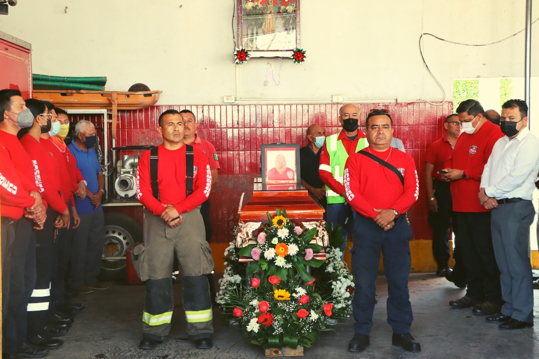 Dan último adiós al bombero Pedro Farías en Tehuacán