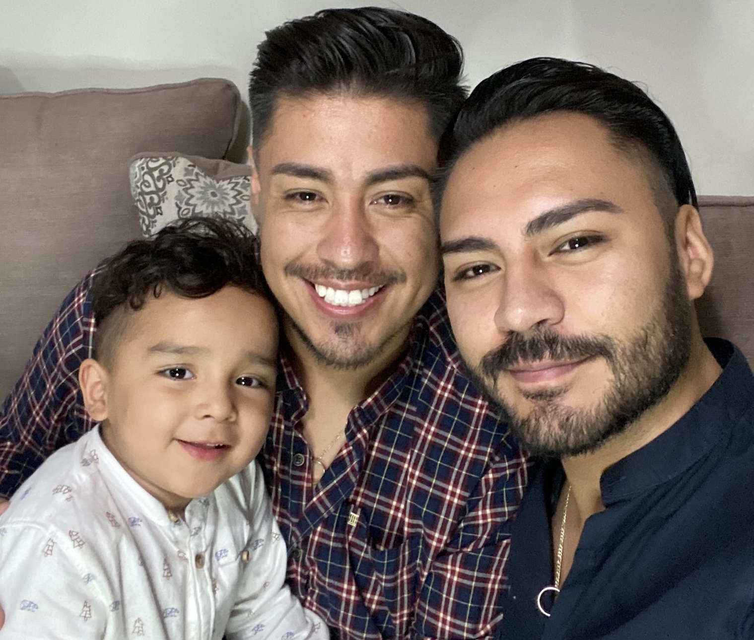 Pareja de hombres celebra con su hijo adoptivo el Día del Padre