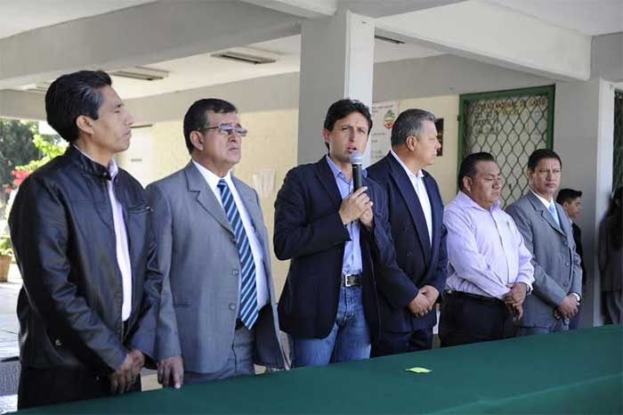 Asiste José Juan Espinosa a honores a la bandera en secundaria de Momoxpan