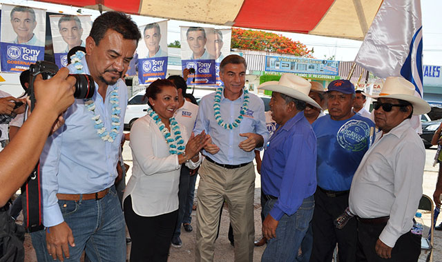En horario laboral, alcaldes mixtecos se van de campaña con Gali