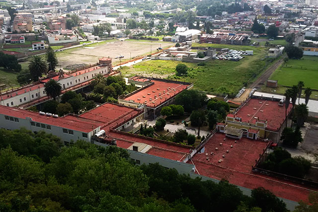 Ocultan demolición de estructuras en ex hospital de Cholula