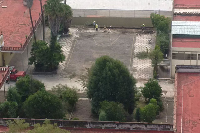 Ocultan demolición de estructuras en ex hospital de Cholula