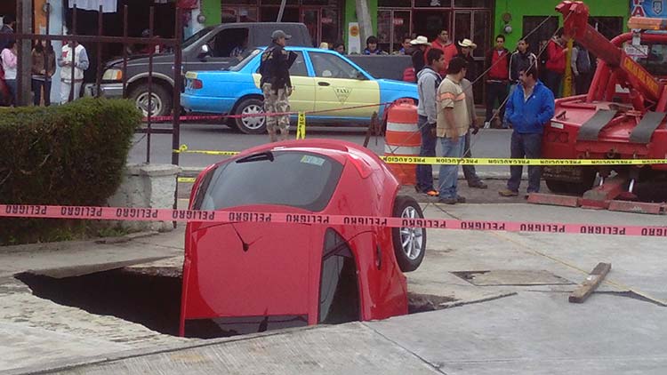 Se hunde auto en estacionamiento frente a hospital de Tlatlauquitepec