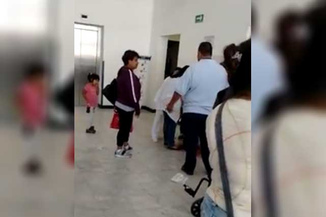 Mujer da a luz en recepción de Hospital de Atlixco luego que doctores la mandaran a caminar