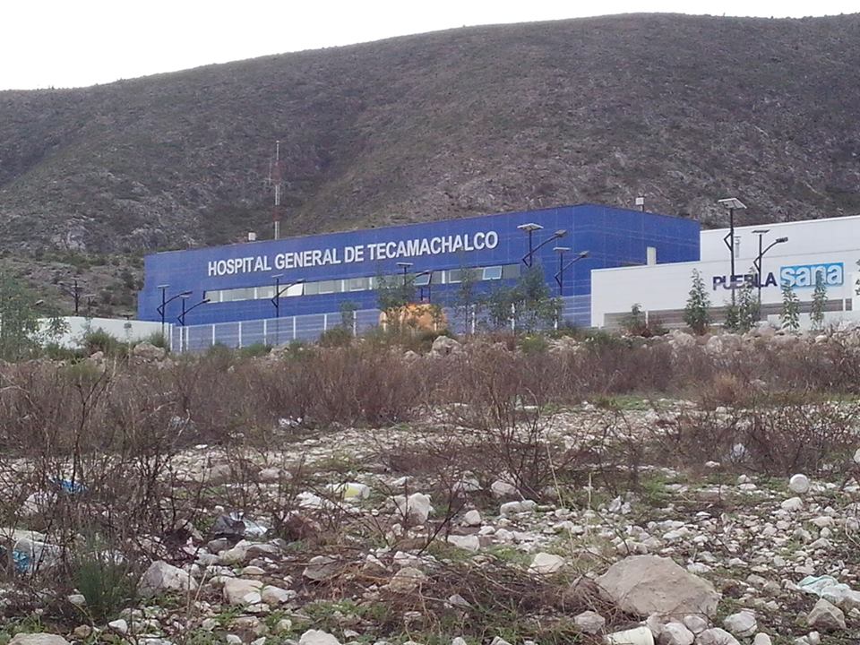 Con trajes especiales se llevan cadáver de Hospital de Tecamachalco