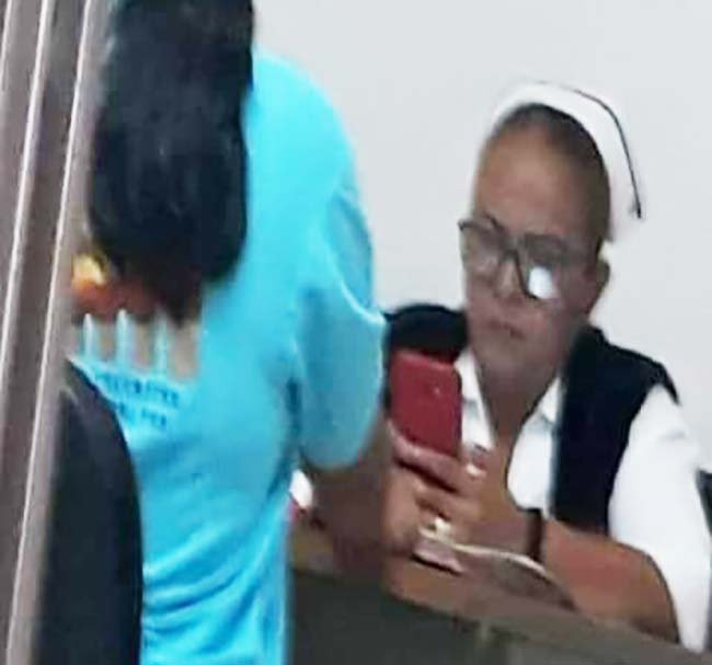 Enfermera del Hospital General de Izúcar atiende su celular y no a pacientes