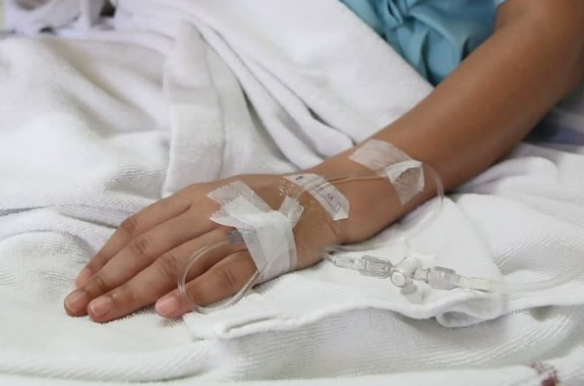 Acusan de negligencia médica en hospital de Acatlán