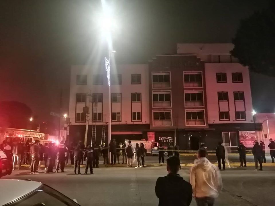 Arde hotel Cinco de Mayo y evacúan 130 personas