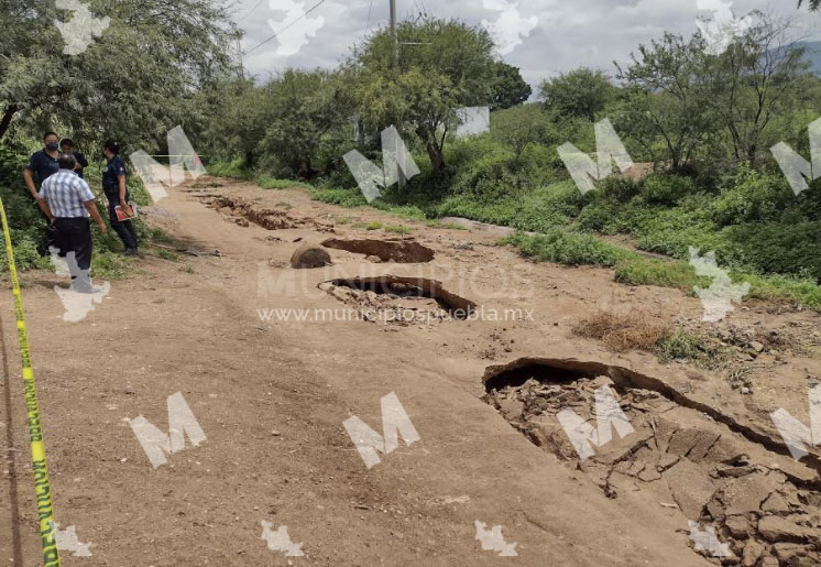 VIDEO Genera alarma hundimiento de camino en junta auxiliar de Tehuacán