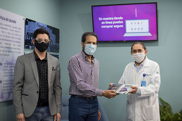 Entrega rector Alfonso Esparza 500 libros al HUP