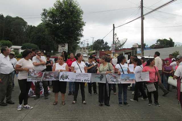Se unen en Huauchinango maestros y electricistas contra Reforma Educativa