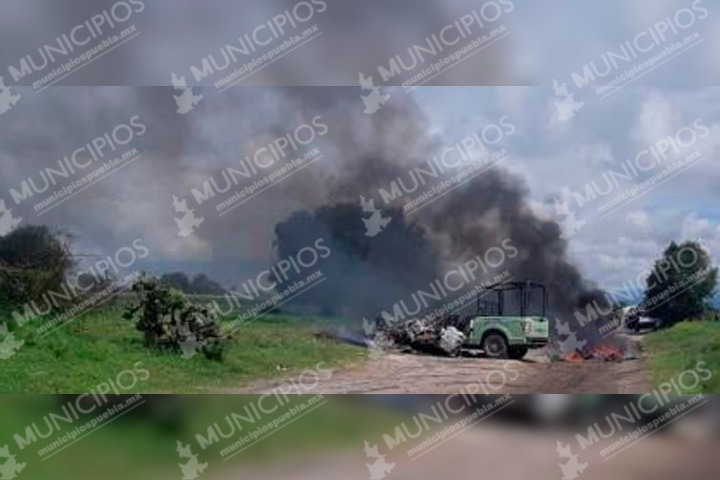 VIDEO Huachigaseros prenden fuego a unidades de Pemex en Tepeaca