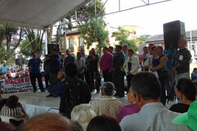 Posponen en Huauchinango el impedir que entren al municipio empleados de CFE