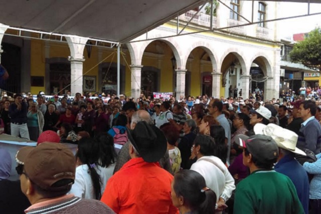 Posponen en Huauchinango el impedir que entren al municipio empleados de CFE