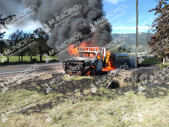 VIDEO Se incendia huachicamioneta en la carretera Apizaco-Tejocotal
