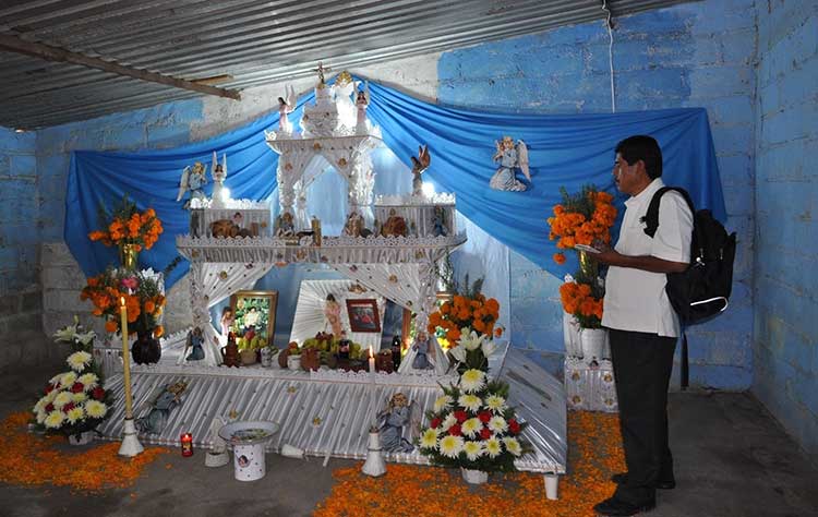 Cientos de mixtecos visitan Huaquechula en el día de muertos