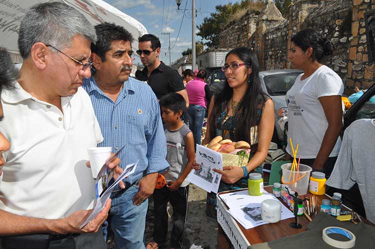 Cientos de mixtecos visitan Huaquechula en el día de muertos