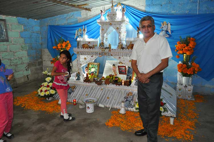 Cientos de mixtecos visitan Huaquechula en el día de muertos