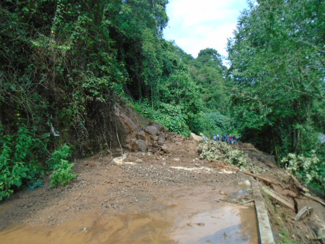 Colapsa tubería de planta Tratadora en Huauchinango, bloquea carretera