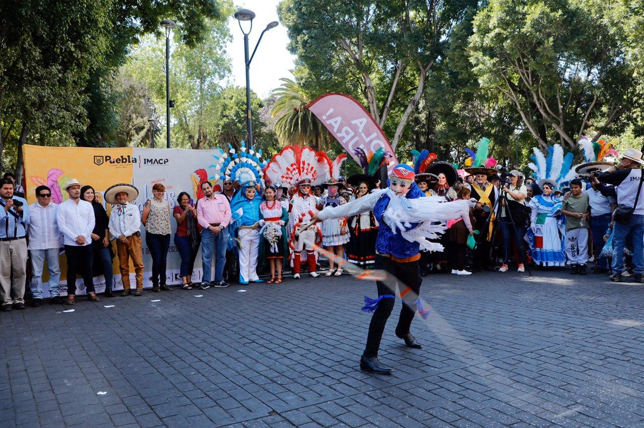 Realizan el 15° Desfile de Huehues en Puebla capital