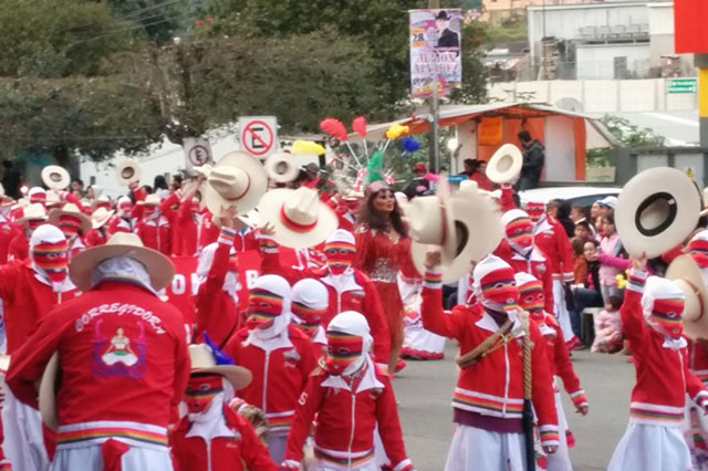 Más de 4 mil huehues desfilan en carnaval de Huauchinango