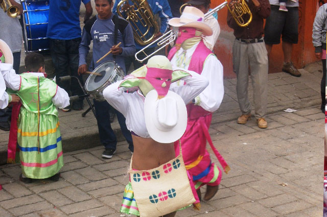 Más de 4 mil huehues desfilan en carnaval de Huauchinango