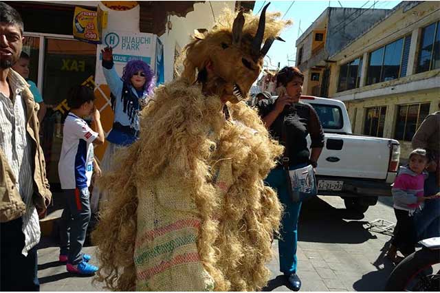 Participan 3 mil 500 personas en el desfile del carnaval en Huauchinango