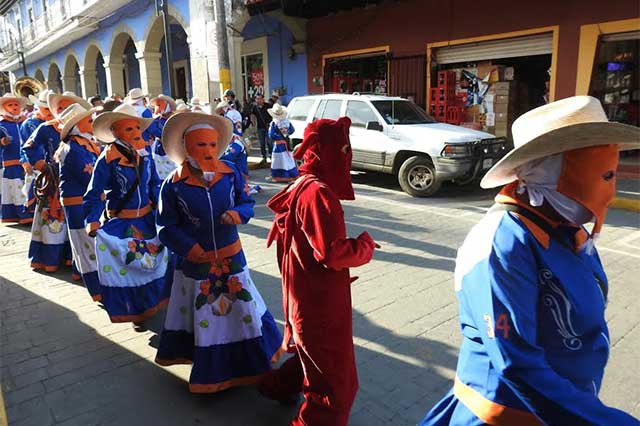 Participan 3 mil 500 personas en el desfile del carnaval en Huauchinango