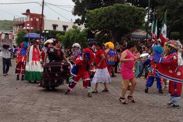 Llegan los tradicionales huehues a las calles de Izúcar esta Semana Santa