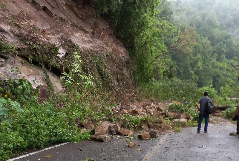 VIDEO Deslave de cerro bloquea carretera en Sierra Norte de Puebla