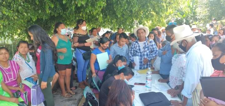 Niegan vacunas covid a pobladores de Huehuetla