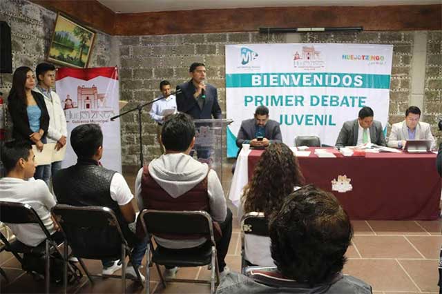 Edil de Huejotzingo escucha propuestas del Primer Debate Juvenil