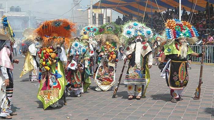 Piden en Huejotzingo apoyo para trajes de carnaval