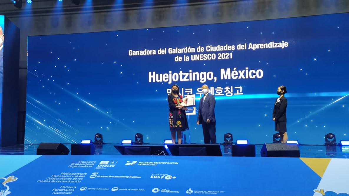 Alvarado recibe galardón de la Unesco por estrategias educativas en Huejotzingo