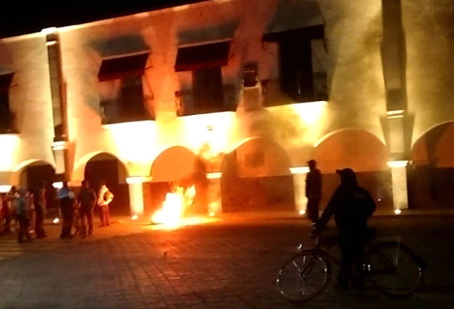 Pobladores enfrentan a policías y toman palacio de Huejotzingo 