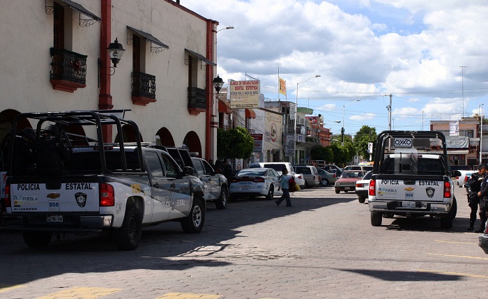 Detienen a policías estatales por nexos con huachicol en Texmelucan