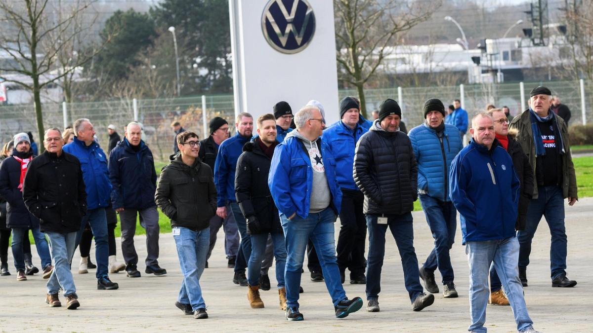 Trabajadores de Volkswagen en Alemania inician huelga masiva