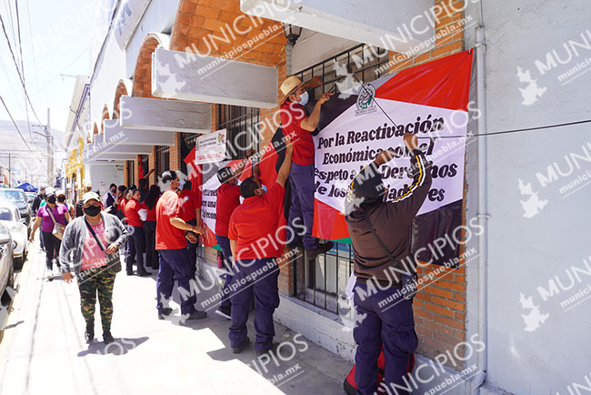 Sindicalizados de Telmex colocan banderas de huelga en inmueble de Tecamachalco