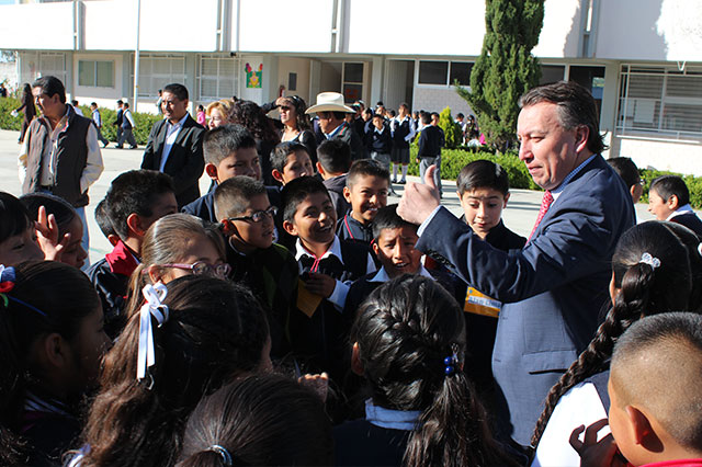 Distribuyen lentes a estudiantes de centro escolar de Tepeaca