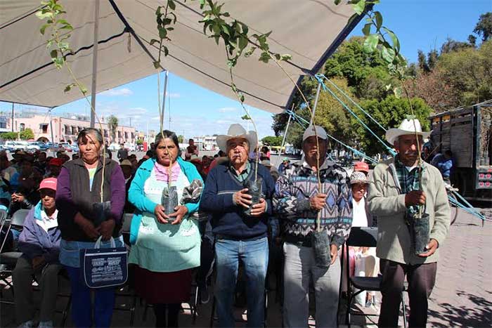 Entregan huertos y árboles frutales a campesinos de Huejotzingo