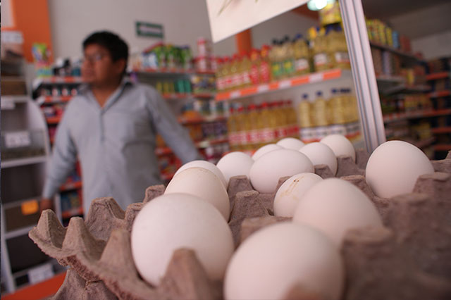 No descartan aumento en precio del huevo por alza del dólar