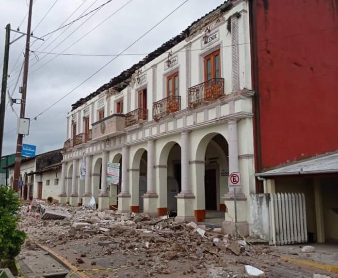 Colapsa techo y fachada de presidencia municipal de Hueyapan
